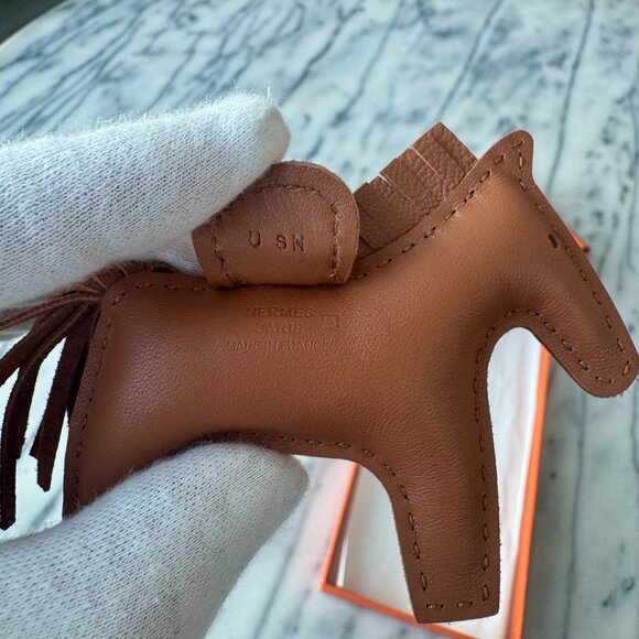 🇫🇷 - Hermes: Monochromatic Brown Rodeo Horse Bag Charm with Crocodile Skin - Picture 3 of 3